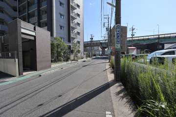 敷地西側の前面道路