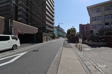 敷地西側の前面道路