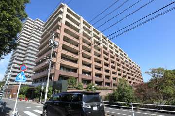 ロイヤルアークソレイス上小田井の外観（南西側から）