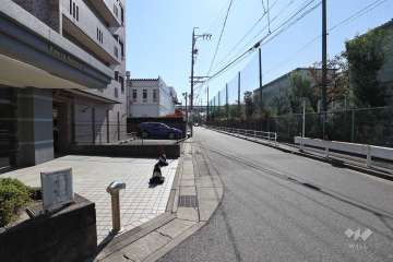敷地西側の前面道路