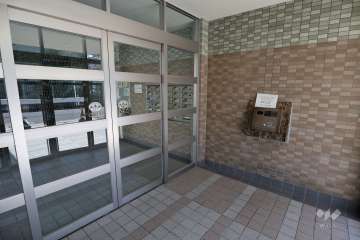 エントランスはオートロック付きです。