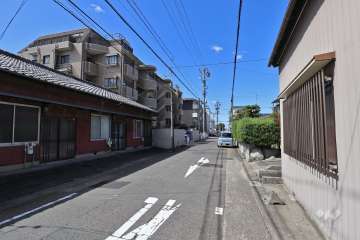 敷地北側の前面道路（東側から）