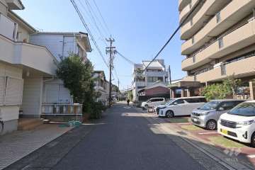 敷地南側の前面道路(東側から)　