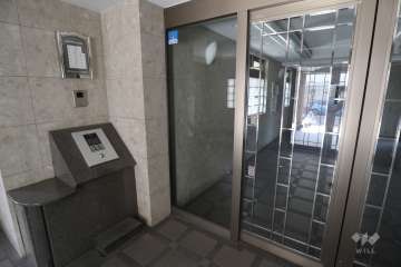 エントランスはオートロック付きです。