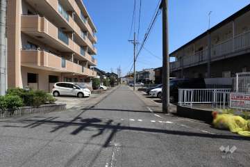 敷地南側の前面道路（西側から）