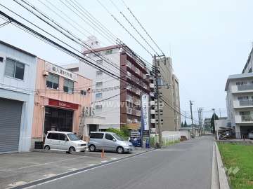 敷地南側の前面道路。区画の整った静かな住宅地です。