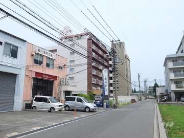 敷地南側の前面道路。区画の整った静かな住宅地です。
