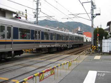 南側にＪＲ福知山線の踏切があります