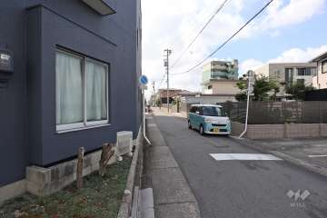 敷地西側の前面道路