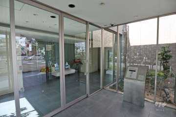 エントランスはオートロック付きです。