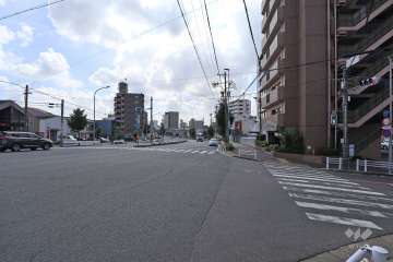 敷地北東側は片側三車線の幹線道路が通っています。