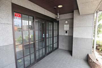 エントランスはオートロック付きです。