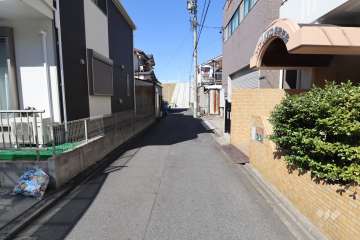 敷地西側の前面道路（南側から）