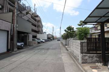 敷地北側の前面道路（東側から）