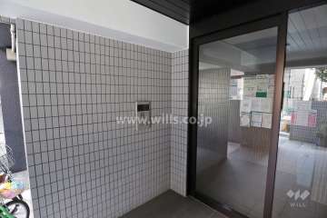 エントランスはオートロック付きです。