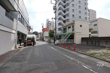 敷地北側の前面道路（西側から）