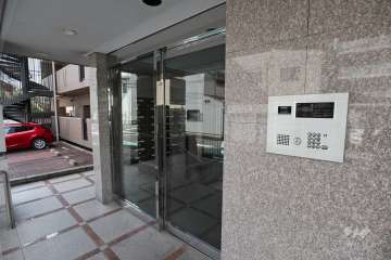 エントランスはオートロック付きです。