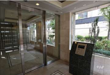 エントランスはオートロック付きです。