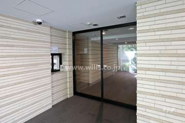 エントランスはオートロック付きです。