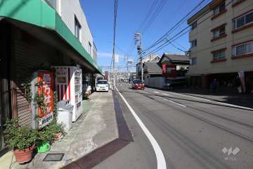 敷地西側の前面道路