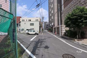 敷地西側の前面道路