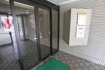 エントランスはオートロック付きです。