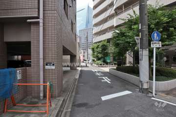 敷地西側の前面道路（北側から）