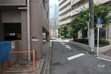 敷地東側の前面道路（北側から）