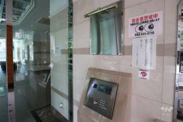 オートロックの操作盤、案内板