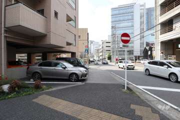 敷地西側の前面道路（北側から）