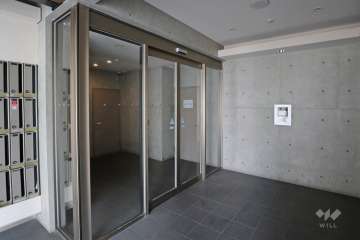 エントランスはオートロック付きです。