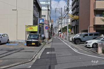敷地南側の前面道路（東側から）