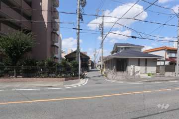 敷地北側の前面道路（東側から）