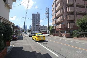 敷地東側の前面道路（北側から）