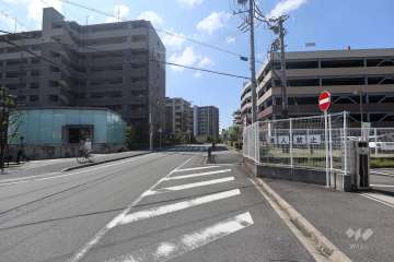 敷地西側の前面道路