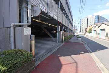 駐車場出入り口（ロボットゲート付き）・敷地内駐車場（自走式立体）