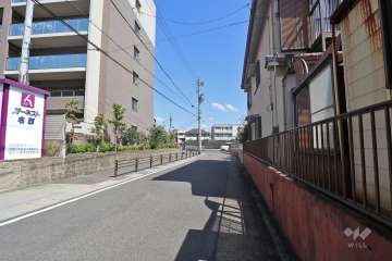 敷地東側の前面道路（南側から）