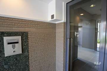 エントランスはオートロック付きです。