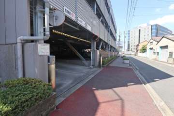 駐車場出入り口（ロボットゲート付き）・敷地内駐車場（自走式立体）