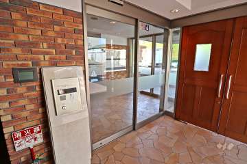 エントランスはオートロック付きです。