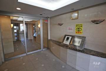 エントランスはオートロック付きです。