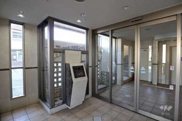 エントランスはオートロック付きです。