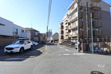 敷地東側の前面道路