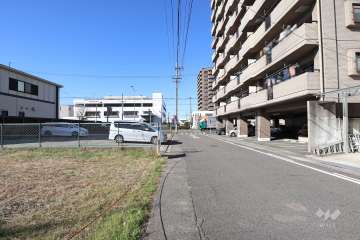 敷地南側の前面道路
