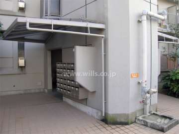 共用ポストとエレベーター棟