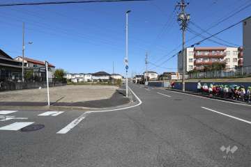 敷地西側の前面道路