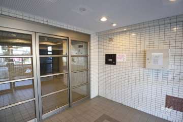 エントランスはオートロック付きです。