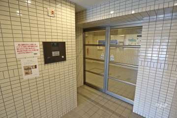 エントランスはオートロック付きです。