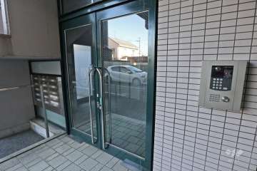 エントランスはオートロック付きです。