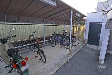 バイク置場と駐輪場